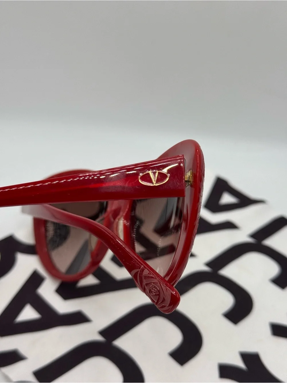 Valentino V617S Red Cat-Eye Women’s Sunglasses Floral Sculpting Italy Rare Pair